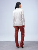 Blusa color beige de satén con cuello con solapa, escote en V y frunces en la parte delantera.