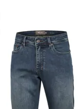 Pantalón de jean para hombre con calce regular, confeccionado en denim con tecnología de flexibilidad y fibras recicladas. Presenta un diseño clásico de cinco bolsillos con cierre de botón y cremallera.