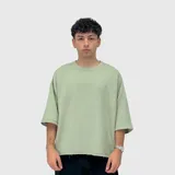 Remera de corte boxy fit, color verde menta, con mangas 3/4 y ruedo con terminación desflecada.