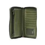 Billetera grande tipo fichero color verde oliva, confeccionada en material símil cuero con textura granulada. Cuenta con cierre perimetral, logo metálico frontal y correa de muñeca extraíble.