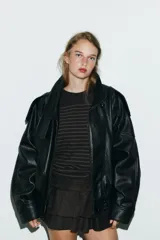 Falda pantalón de tiro medio color marrón oscuro, con detalle de volantes y cierre lateral con cremallera oculta.