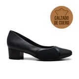 Zapato de cuero negro con taco bajo cuadrado y puntera redondeada.
