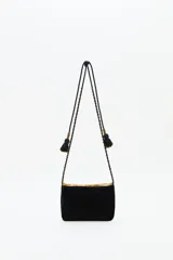 Cartera tipo sobre con diseño de lentejuelas en franjas horizontales de colores dorado, azul y rosado. Incluye una correa larga de cordón negro con detalles de cuentas doradas y borlas en los extremos.