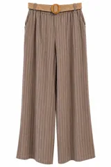 Pantalón de corte ancho en tono visón con diseño de finas rayas verticales blancas. Cuenta con cintura elástica fruncida, bolsillos laterales y viene acompañado de un cinturón trenzado a juego con hebilla rectangular.