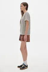 Remera de algodón a rayas horizontales en blanco y negro, con cuello redondo, manga corta y corte oversized.