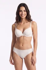 Pack de dos bombachas tipo colaless de color negro con sutil estampado de lunares blancos, confeccionadas con detalles de encaje en la cintura y un pequeño lazo en el centro.