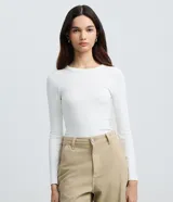 Blusa de manga larga confeccionada en tejido rib acanalado, con cuello redondo y ajuste al cuerpo.