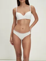 Bombacha tipo vedetina de algodón acanalado color blanco, con detalle de puntilla en la cintura.