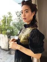 Remera blanca de algodón con estampado color cobre y mangas de broderie negro con elástico.