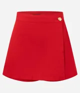 Short pollera de cintura alta confeccionado en sarga color rojo, con traspase sobre y botón diferenciado.
