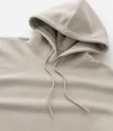 Saco con capucha color gris oscuro, con cordón ajustable, bolsillo canguro y mangas largas con puños ajustados. Confeccionado en algodón con felpa.