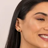 Aros de tornillo en plata 925 bañada en oro 18k con una piedra de ónix verde rectangular.