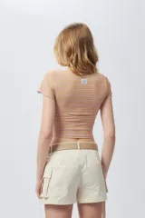 Crop top de manga corta a rayas horizontales en tonos celeste y blanco.