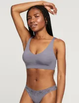 Bralette de lycra color gris, sin aro, con copa interna removible, breteles regulables y cierre trasero de tres posiciones.