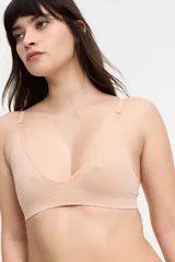 Soutien triangular color beige, sin aro ni relleno, de microfibra seamless con breteles regulables.
