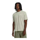 Remera deportiva Under Armour Train Anywhere color verde claro con logo en el pecho y detalle de costura verde neón en los hombros.