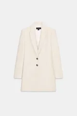 Blazer de corte largo con cuello solapa, manga larga y cierre frontal mediante dos botones. Presenta bolsillos de vivo en la parte delantera y un diseño estructurado.