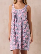 Camisón corto de tejido suave con estampado floral, escote redondo con botones y detalle plisado en la parte delantera.