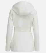 Campera alargada de polivelour color blanco, con cuello alto que se pliega y se ata a la cintura, mangas largas, abotonado frontal doble, bolsillos y cinturón.