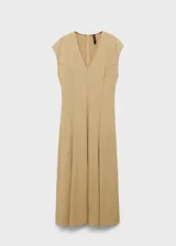 Vestido midi de manga corta en color beige, con cuello en V, diseño evasé, costuras decorativas visibles y cierre de cremallera en la parte posterior.