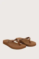 Sandalias bajas tipo chancletas color marrón, con plataforma baja y tiras de dedo decoradas con pedrería brillante.