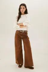 Buzo blanco de corte holgado con costuras a contratono en hombros y mangas.