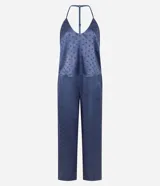 Pijama largo de satén azul con estampa de lunares, compuesto por una musculosa de escote en U con breteles finos y un pantalón de pierna recta con cintura elastizada.