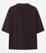 Remera oversize blanca de manga corta, con cuello redondo y diseño holgado, confeccionada en mezcla de algodón y poliéster.