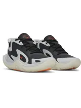 Championes de básquetbol Under Armour Jet 25, con diseño de materiales mixtos en colores gris, negro y detalles en naranja. Presentan entresuela Micro G para mayor amortiguación y suela de goma resistente para tracción en cancha.