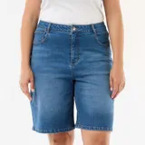 Bermuda vaquera de tiro alto con diseño amplio tipo bermuda, confeccionada en denim azul con lavado medio. Cuenta con cierre de botón y cremallera, y bolsillos delanteros y traseros clásicos.