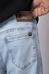 Pantalón de jean de corte recto y tiro medio, en color azul claro lavado, con cierre frontal y bolsillos laterales.