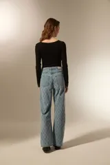 Pantalon de jean de corte recto y tiro alto, con diseño bordado de rombos en toda la superficie.
