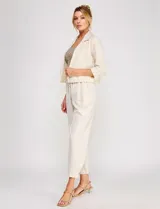 Blazer corto de lino color beige, marca Allie Rose, de estilo relajado y corte crop con frente abierto sin botones. Presenta solapa de muesca y mangas tres cuartos con detalle fruncido en los laterales.