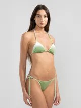 Conjunto de bikini verde agua con textura acanalada, compuesto por corpiño triangular con tirantes finos y bombacha de corte clásico con tiras laterales ajustables.