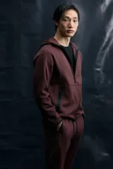 Campera deportiva de tejido funcional con efecto neopreno, con capucha, cierre frontal y bolsillos laterales con cierre. Presenta mangas raglán y terminaciones elásticas en puños y bajo.