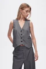 Chaleco gris sin mangas con cuello en V y cierre frontal con botones.