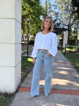 Pantalón de jean celeste claro, corte wide leg y tiro alto.