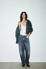 Body de cuello halter confeccionado en tejido rib, con diseño de espalda descubierta y cierre inferior.