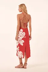 Vestido midi de tirantes color rojo con estampado de flores blancas.