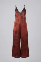 Mono largo bordó de satén con estampado sutil, escote en V con detalle en contraste y tirantes finos ajustables. Presenta pantalón de corte amplio y holgado.