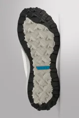 Zapatillas deportivas sin cordones para hombre, color blanco hueso con suela gris. Fabricadas en tejido de punto transpirable con puntera y talón reforzados con material Shield Protect Max. Cuentan con tirador trasero, plantilla OrthoLite® extraíble y entresuela Spume Foam V3.