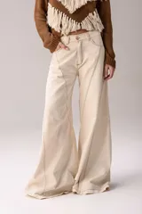 Pantalón jean wide leg de tiro alto, color azul denim con paneles laterales blancos.