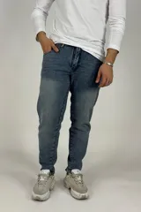 Pantalón de jean celeste con efecto lavado, corte recto y tiro medio.