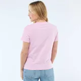 Camiseta de punto de manga corta y cuello redondo, de color rosado.
