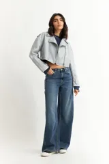 Campera corta estilo motociclista color gris claro, con efecto desgastado y cierre cruzado.