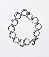 Pulsera de plata 925 con eslabones circulares grandes y cierre de gancho.