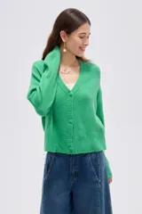 Cardigan de punto color marrón, con cuello en V profundo, cierre frontal con botones y diseño holgado de manga larga.