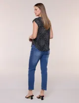 Blusa de gasa ligera con diseño geométrico en tonos oscuros, escote redondo, mangas cortas y bolsillo frontal aplicado. Presenta un ruedo redondeado y silueta relajada.