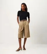 Blusa femenina color verde lima, confeccionada en viscosa certificada, con manga corta, cuello redondo y efecto de punto.