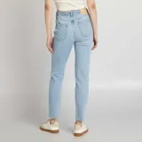 Pantalón de jean celeste claro, corte slim, tiro alto y largo al tobillo.